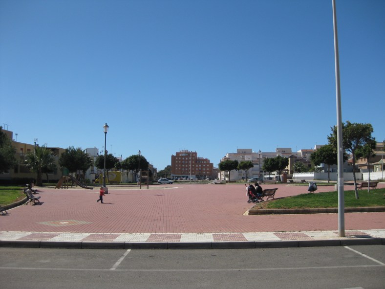 Plaza con evidente pérdida de la escala humana