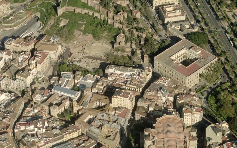Vista aérea del teatro a los pies de la Alcazaba