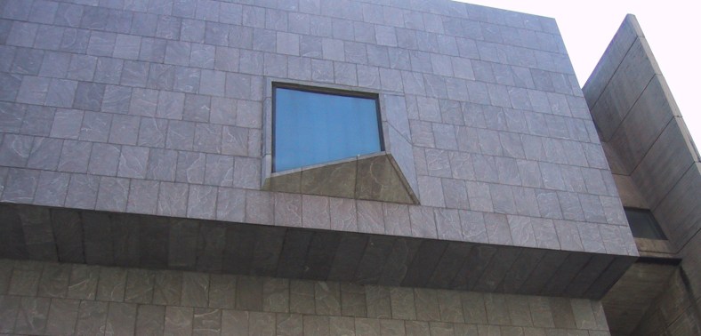 La única ventana hacía Madison Avenue del Whitney Museum of American Art en Nueva York. Marcel Breuer, 1963-66.