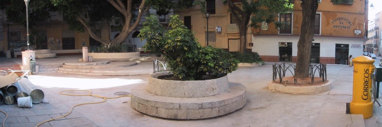 Panorámica de la plaza: en un extremo, la bulliciosa calle Carretería y en el otro, el oscuro e inexplorado fondo de la plaza.